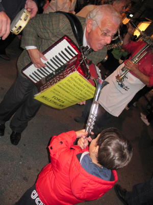 Rackets and hubbub at 'Suona Reggio, Suona' in Reggio Calabria. Photo © 2013 Karen Haid