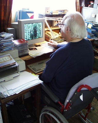 Basil Ramsey at his computer at home in Rayleigh, near Southend. Photo © 1998 Keith Bramich