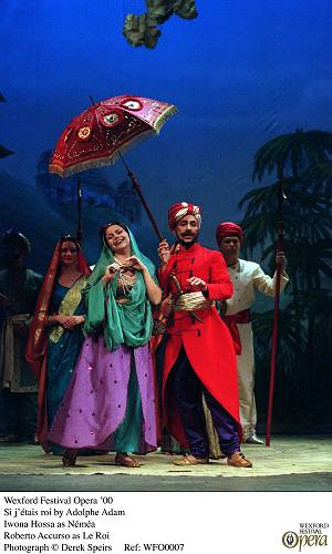 Wexford Festival Opera '00. Si j'tais roi by Adolphe Adam. Iwona Hossa as Nma. Roberto Accurso as Le Roi. Photograph (c) Derek Speirs