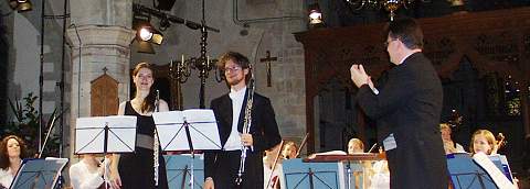Kathryn Thomas, Owen Dennis, George Vass and members of the Presteigne Festival Orchestra. Photo (c) 2001 Keith Bramich