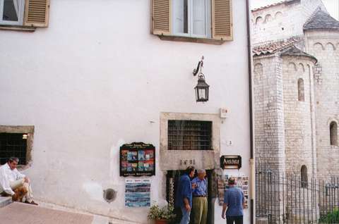 Edmund Purdom with dog, near the antique shop on the Piazza del Duomo. Photo: Bill Newman