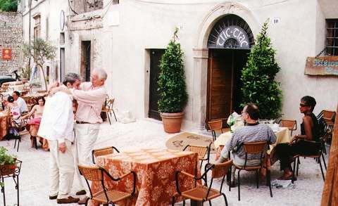 Edmund Purdom (left) with Scott Nickrenz at Tric Trac, Piazza del Duomo. Photo: Bill Newman