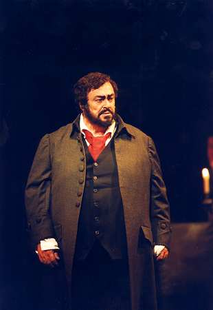 Luciano Pavarotti in the 2002 Covent Garden production of 'Tosca'. Photo © Bill Cooper