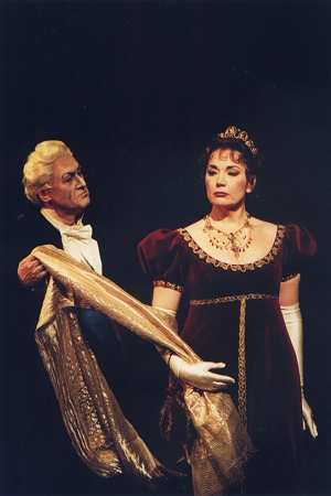 Carol Vaness (Tosca) and Sergei Leiferkus (Scarpia) in the 2002 Covent Garden production of 'Tosca'. Photo © Bill Cooper