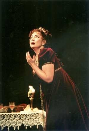 Carol Vaness in the title role of the 2002 Covent Garden production of 'Tosca'. Photo © Bill Cooper