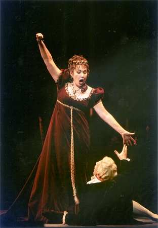 Carol Vaness (Tosca) and Sergei Leiferkus (Scarpia) in the 2002 Covent Garden production of 'Tosca'. Photo © Bill Cooper