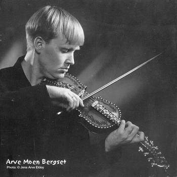 Arve Moen Bergset playing the Hardanger fiddle. Photo: Jens Arve Eldoy