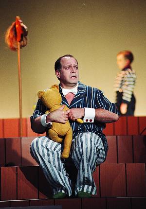 Dale Albright as Richard in the Tiroler Landes Theater 2002 production of Häftling von Mab. Photo: Rupert Larl