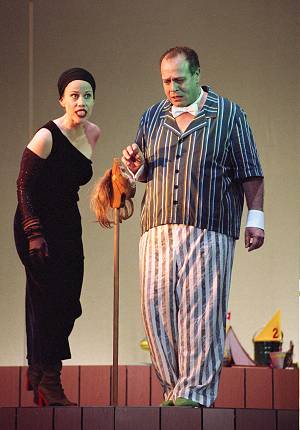 Susanne Winter as Mab and Dale Albright as Richard in the Tiroler Landes Theater 2002 production of Häftling von Mab. Photo: Rupert Larl