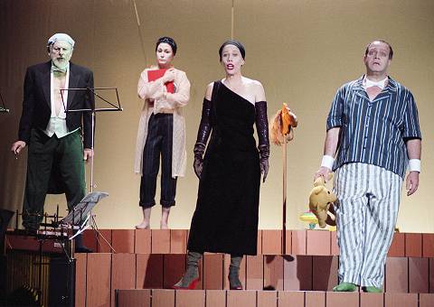 A scene from the Tiroler Landes Theater 2002 production of Häftling von Mab. Photo: Rupert Larl