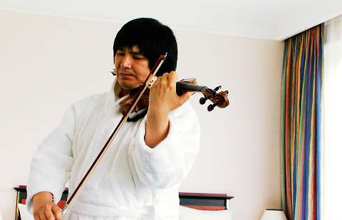 Marat Bisengaliev rehearsing in his hotel room. Photo: Howard Smith