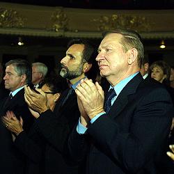Carlos Pascual, US Ambassador to Ukraine (left), with Leonid Kuchma, President of Ukraine
