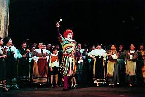 Boris Materinco as Tonio (Taddeo) drums up the crowd before the final scene of 'Pagliacci'