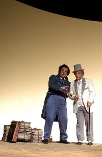 Roberto de Candia as Prosdocimo (left) and Allesandro Corbelli as Geronio in 'Il Turco in Italia'. Photo © Amati Bacciardi