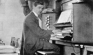 Ernest Farrar at the organ. Photos: Hyperion Records Ltd