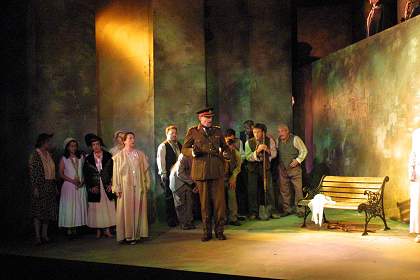 King and chorus in the Stowe Opera 2002 production of 'Don Carlo'. Photo © 2002 John Credland
