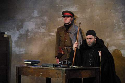 Richard Wiegold (The Grand Inquisitor, right) in the Stowe Opera 2002 production of 'Don Carlo'. Photo © 2002 John Credland