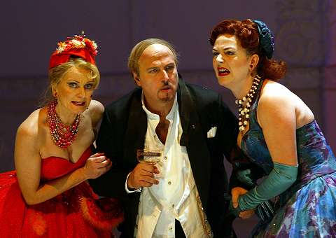 Simone Alaimo as Don Magnifico with Leah Marion-Jones and Emma Dogliani as the ugly sisters. Photo: Clive Barda/Performing Arts Library