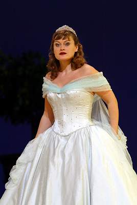 Vesselina Kasarova as Cinderella transformed. Photo : Clive Barda/Performing Arts Library