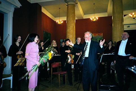 Donatas Katkus (far right), hosting visitors from the UK (pianist Tamami Honma and composer John McCabe) in Rotuse Hall, Vilnius, Lithuania. In the background, members of the St Christopher Chamber Orchestra of Vilnius. Photo © 2003 Adrien Cotta