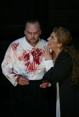 Anthony Michaels-Moore as Macbeth and Maria Guleghina as Lady Macbeth in Phyllida Lloyd's ROH production. Photo © 2003 Royal Opera House/Performing Arts Library