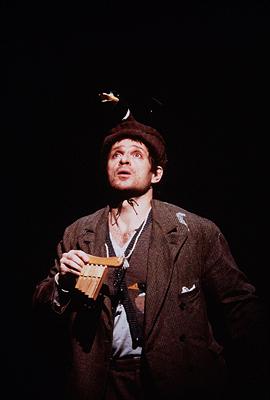 Simon Keenlyside as Papageno. Photo © 2003 Catherine Ashmore/Performing Arts Library