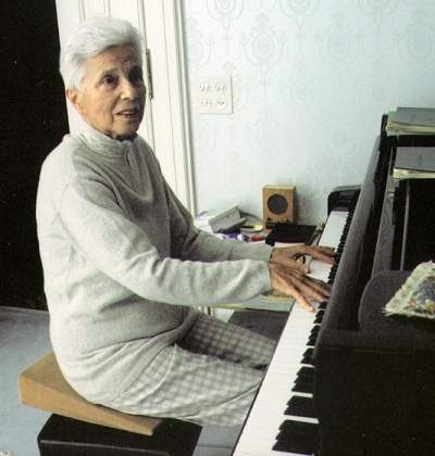 Ilse von Alpenheim at the piano. Photo © Bill Newman