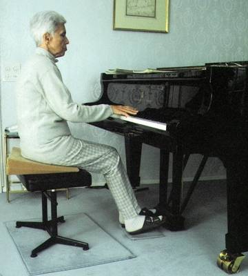 Ilse von Alpenheim at the piano. Photo © Bill Newman