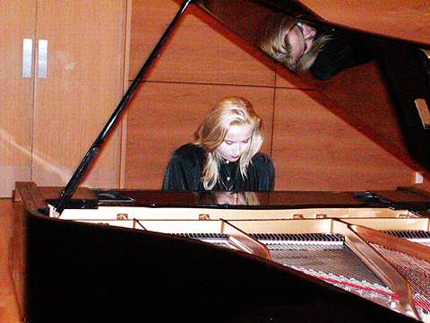 Sonja Radojkovic performing at the Wel Energy Performing Arts Centre (Steinway), Waikato University, Hamilton. Photo © 2003 Howard Smith