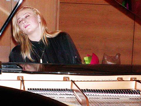 Sonja, performing at the Wel Energy Centre, Hamilton. Photo © 2003 Howard Smith