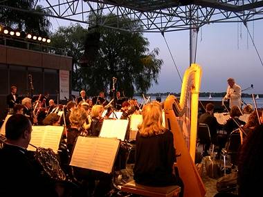 Richard Bradshaw conducting the COC Orchestra at the 2003 Altamira Summer Opera Concerts. Photo © 2003 Nisha Lewis