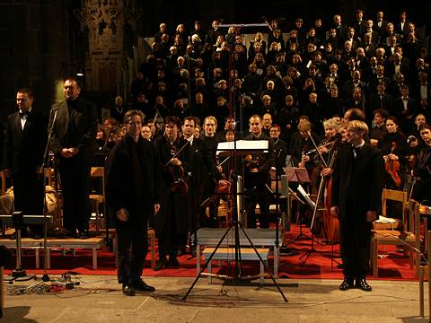 Bass Dariusz Siedlik (left), baritone Jürgen Linn, composer Martin Torp and conductor Matthias Ank with the Bach-Chor St Lorenz and Orchester Kontraste, sharing the applause at the end of the performance of 'Behold, I make all things new'. Photo © 2003 Arne Winkler