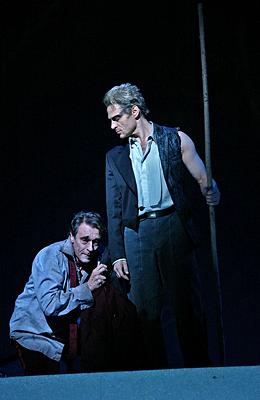 Philip Langridge as The King of Naples (left) and Simon Keenlyside as Prospero. © 2004 Clive Barda