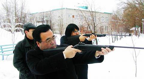 Violinists on target - Kazuki Sawa and Marat Bisengaliev. Photo © 2004 Howard Smith