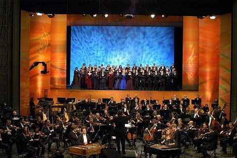 Mariss Jansons and the Symphonieorchester und Chor des Bayerischen Rundfunks. Photo © 2004 G Thum, all rights reserved.