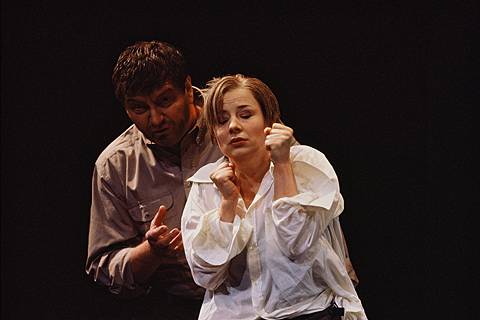 Helmut Berger-Tuna (Bauer) and Claudia Mahnke (Simplicius). Photo © 2004 A T Schaefer, Stuttgart