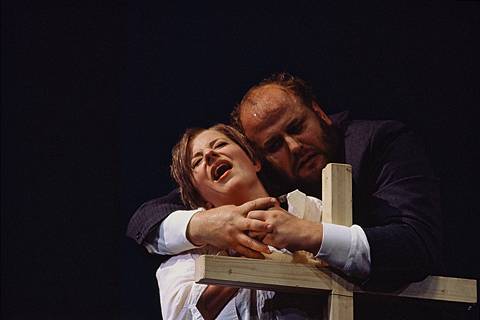 Claudia Mahnke (Simplicius) with Frank von Aken (Hermit). Photo © 2004 A T Schaefer, Stuttgart