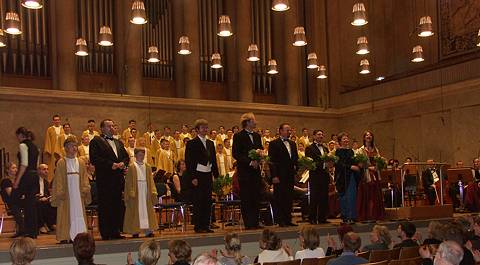 Acknowledging applause at the end of the Munich performance of 'Sub olea pacis et palma virtutis'. Photo © Anja Ullrich