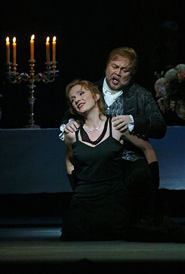 Anne Schwanewilms as Ariadne and Richard Margison as Bacchus. Photo © 2004 Clive Barda