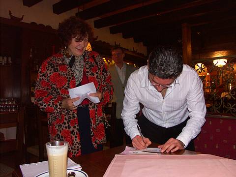 Flavio Oliver signs autographs for fans. Photo © 2004 Anja Ullrich