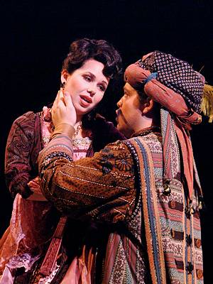 Sarah Mattox as Dorabella and Scott Guinn as Guglielmo. Photo © 2004 Steve Zorc