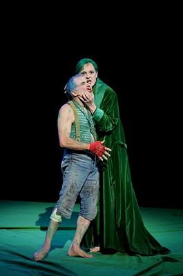 Emil Wolk as Puck and Robin Blaze as Oberon. Photo © 2004 Bill Cooper