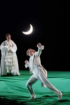 Victoria Simmonds (Hernia) and Alfred Boe (Lysander) in 'A Midsummer Night's Dream' at English National Opera. Photo © 2004 Bill Cooper