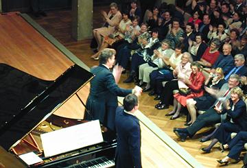 Thomas Hampson and Wolfram Rieger acknowledge applause from their Munich audience. Photo © 2004 Sissy von Kotzebue