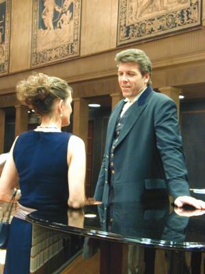 Thomas Hampson in conversation with a member of the audience. Photo © 2004 Sissy von Kotzebue