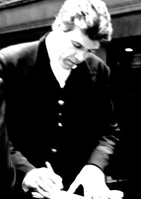 Thomas Hampson signing autographs. Photo © 2004 Sissy von Kotzebue