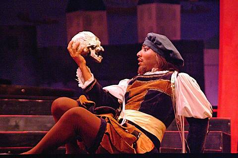 Michael Bragg as William Shakespeare/Ko-Ko. Photo © 2004 Steve Zorc