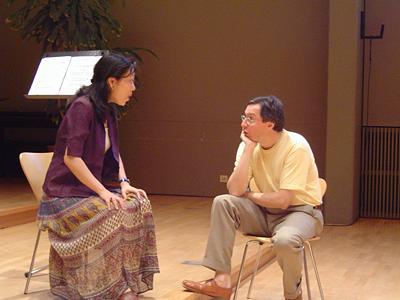 Wolfram Rieger talking to a student during his summer course in Spain.