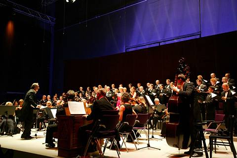 Nikolaus Harnoncourt with soloists, choir and orchestra. Photo © Harry Schiffer