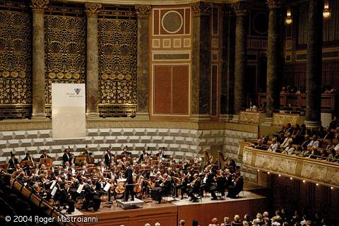 Franz Welser-Möst and the Cleveland Orchestra during their first concert of the 2004 European Tour at the Kurhaus in Wiesbaden, Germany. Photo © 2004 Roger Mastroianni